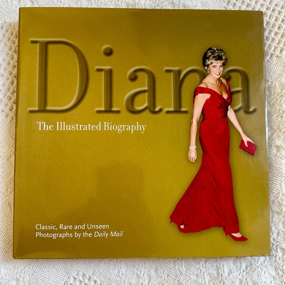 Diana Illustrated Biography Book By The Daily Mail